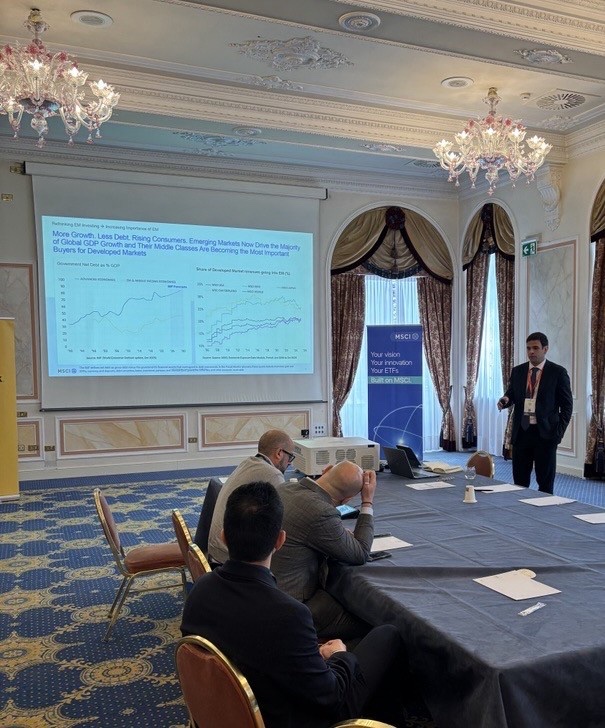 blackrockIT's tweet photo. Alla 14ª edizione del Workshop Fund Selector di @MondoInvestor, il dialogo si è sviluppato attorno a temi molto concreti: dall’evoluzione degli Emerging Markets e dei fattori che ne guidano i flussi, al ruolo dell’intelligenza artificiale come forza trasformativa. https://t.co/U6sXg4rqAB