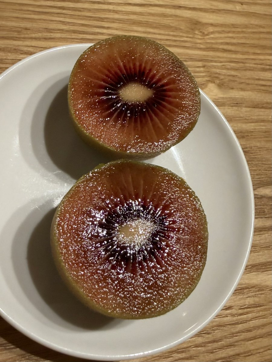 macsike's tweet photo. 帰宅したそー。゚(゚´Д`゚)゚。
夕食🍽️🥝💕#Zespri #Rubyred 🥹オヤスミィ~ https://t.co/rcZX1VNLto