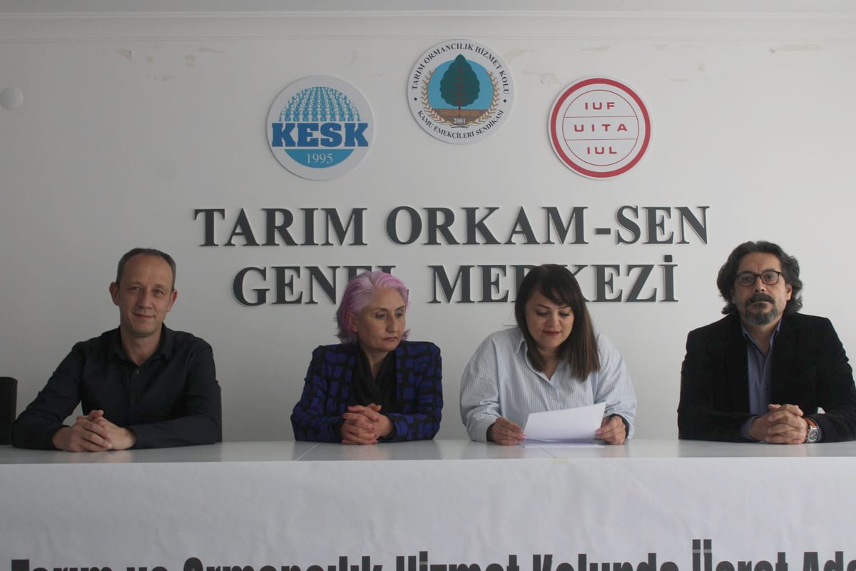 TARIM_ORKAM_SEN's tweet photo. BASIN VE KAMUOYUNA
Tarım ve Ormancılık Hizmet Kolunda Ücret Adaletsizliği, Kurumlar Arası Farklar ve Emekliliğe Yansımayan Gelir Sorunu Derinleşiyor....
Değerli basın emekçileri, hizmet kolumuzun emekçileri ve kamuoyu 25 yıllık AKP iktidarı emekçileri insanca yaşayacağı temel ücreti vermeyip, yetkili ama etkisiz sendikas aracıyla toplu sözleşmelerde enflasyon altı zam alan; bunu da gizlemek için hizmet kolları kısmında ilave ve ek ödemeler koydurarak iş barışını bozmaktadır.
Tarım ve ormancılık hizmet kolunda görev yapan kamu emekçileri; maaş, döner sermaye, ilave ödemeler ve çeşitli ek ödeme kalemlerinden oluşan parçalı ve güvencesiz bir ücret yapısı ile karşı karşıyadır. Bu yapı hem tarım hem de orman teşkilatında çalışan emekçiler arasında ciddi eşitsizlikler yaratmakta, toplu sözleşme süreçleri ise bu adaletsizlikleri gidermek yerine çoğu zaman derinleştirmektedir.

Basın Açıklaması için;👇👇👇
https://t.co/b3vDfe1XQD