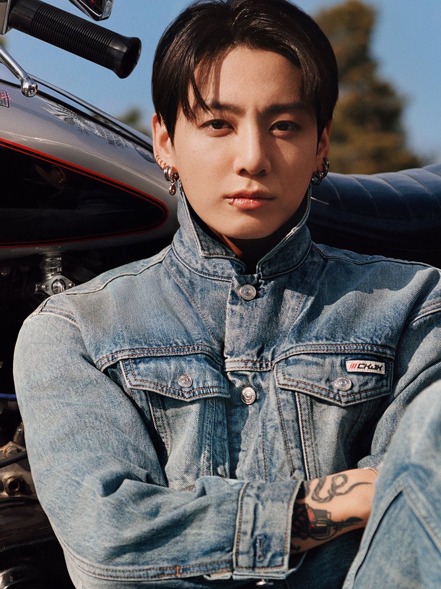 Jungkooknesia's tweet photo. WWD :

“Jung Kook terlibat di seluruh proses kreatif, dari diskusi konsep awal hingga detail desain akhir. Dia memilih pencucian denim dan bekerja sama dengan tim Calvin Klein untuk menyesuaikan kecocokan barang-barang seperti jaket pengemudi yang ikonik. Baik Jungkook + https://t.co/zpFLYi79N9