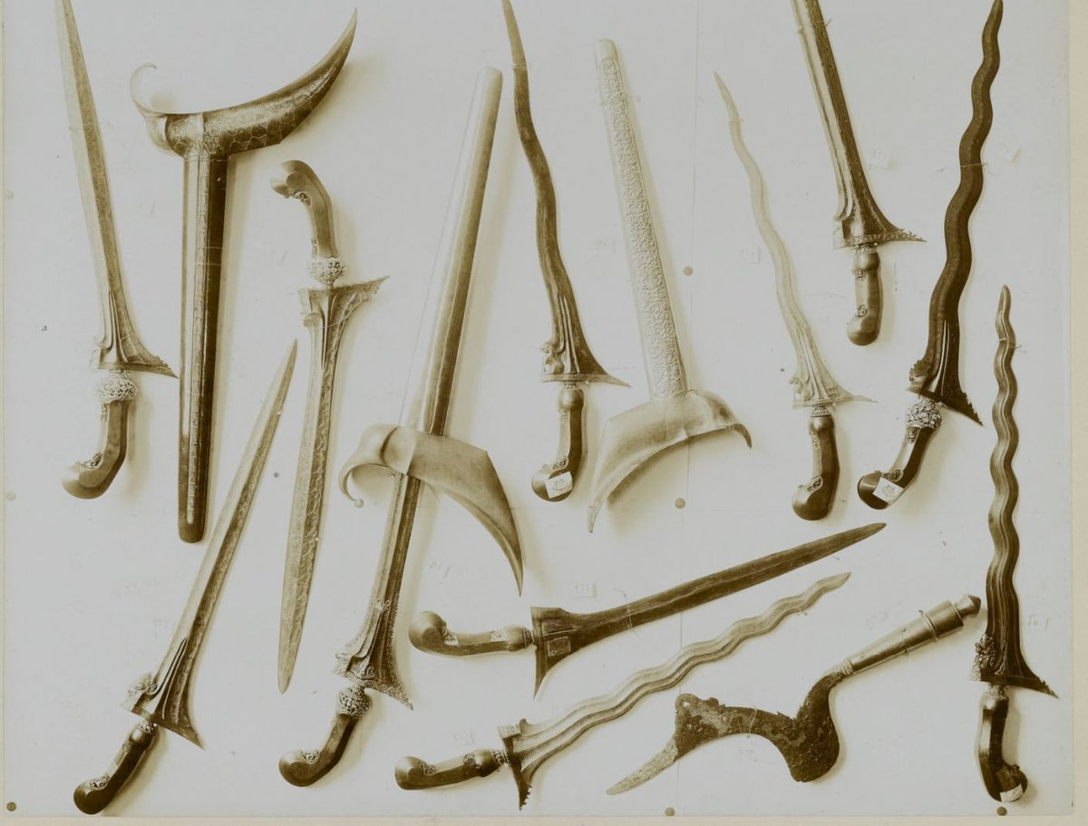 nmraziz's tweet photo. @SaufyJauhary Keris jawa di gunakan mengambarkan perhubungan kerajaan dan perdagangan sangat aktif di zaman itu
gambar pelbagai keris jawa di Pameran Keris di The Hague pada tahun 1900 https://t.co/bhaMipwGcj