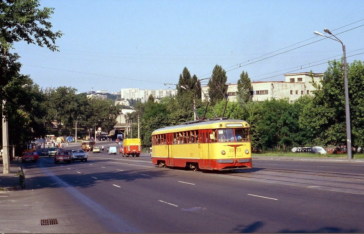 EverydayInUa's tweet photo. 📷Трамвай на вулиці Митрополита Липківського. Вид на Ремточмеханіку. 1987рік https://t.co/ev9MdKZpBP