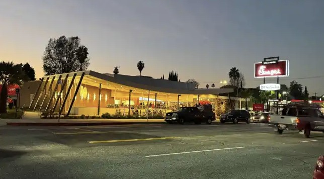 BureauModern's tweet photo. HELEN LIU FONG 🇨🇳 🇺🇸 

After attending the University of California, Berkley, Fong worked as a secretary and later landed a job at Armet &amp; Davis, where she quickly became known for her signature Googie-style of architecture. Googie architecture was known for futuristic design. https://t.co/CMF0zt1rfw