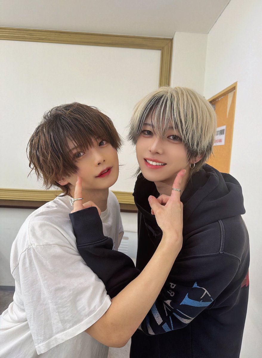 und_sena's tweet photo. そうくんと写真撮ったよ！！このポーズ懐かしい💙💜 https://t.co/0AYzquFdAd