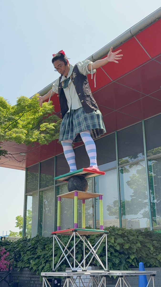 LABOMIKAN's tweet photo. ふくやま大道芸1日目①
張り切って健山からスタート！
緑町公園、バスに乗っても遠かったけど、薔薇🌹を堪能できました。
#ふくやま大道芸2026 https://t.co/hQ4nCOErLt