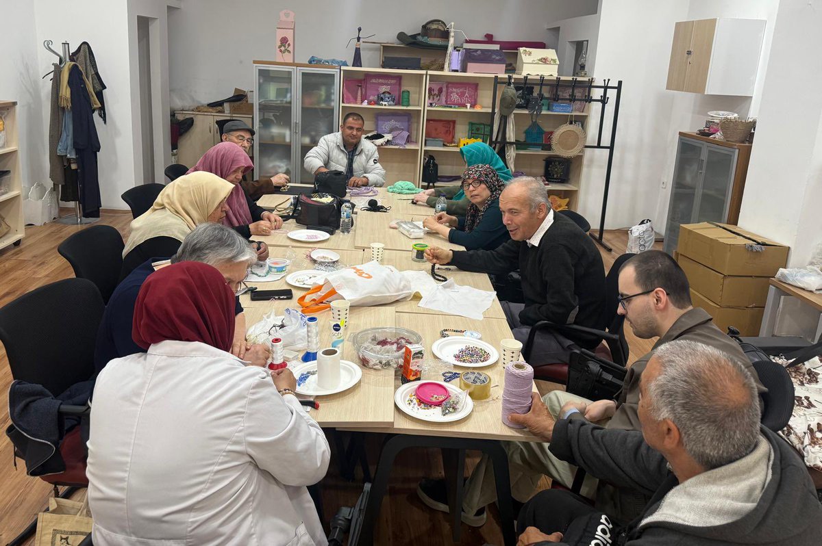 abbengelliyasli's tweet photo. Sevgiyle dokunan her ilmek, hayata umut olur… 🧵💙

Engelli ve Yaşlı Hizmetleri Dairesi Başkanlığımıza bağlı
Elvankent Engelliler ve Rehabilitasyon Merkezimizde makrome sınıfımızda üyelerimiz; hocamız eşliğinde çanta, makrome ve bileklik yaparak üretmenin gücünü keşfediyor. https://t.co/JXJwRpz1Z8