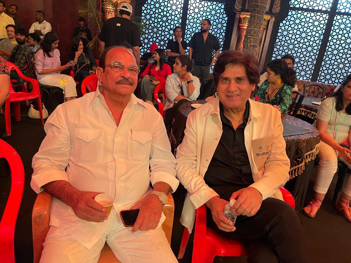 idpyadav's tweet photo. कल बॉम्बे में महानायक Kabir Bedi, Anil Sharma, Yaarana, Jaan, Agni Sakshi और Hameshaa जैसी फिल्मों के प्रसिद्ध लेखक Ranbir Pushp सहित कई फिल्म कलाकारों, लेखकों और रचनात्मक व्यक्तित्वों के साथ एक नई फिल्म का भव्य उद्घाटन किया।
यह पल बेहद प्रेरणादायक और यादगार रहा।
.
.
#dpyadav https://t.co/fupMaPIj1b
