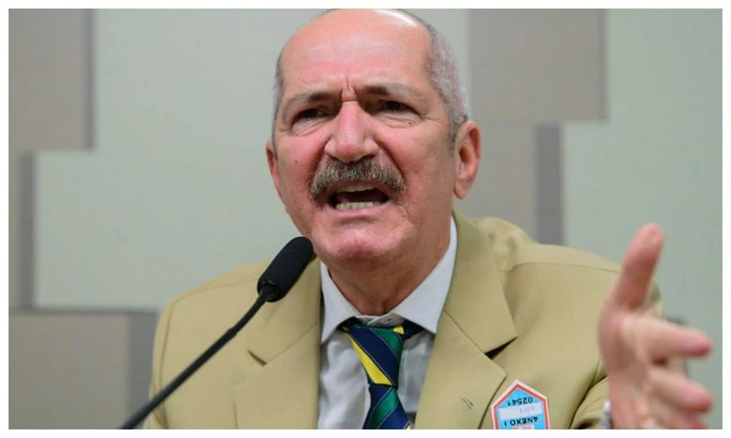 EleicaoBr2026's tweet photo. ▶️ Aldo Rebelo vai à Justiça após partido preterir seu nome por Joaquim Barbosa e dispara: "ninguém sabe nem onde essa criatura se filiou"

Preterido pela Democracia Cristã em favor de Joaquim Barbosa, Aldo Rebelo anunciou que vai judicializar a disputa, afirmando que todo filiado tem direito de submeter seu nome à convenção do partido. O ponto mais ácido foi a crítica ao processo de filiação de Barbosa, que segundo Rebelo foi tratado como segredo de Estado: "ninguém até hoje sabe se ele se filiou, parece que foi um processo secreto numa eleição que será pública".

🗞️CDM