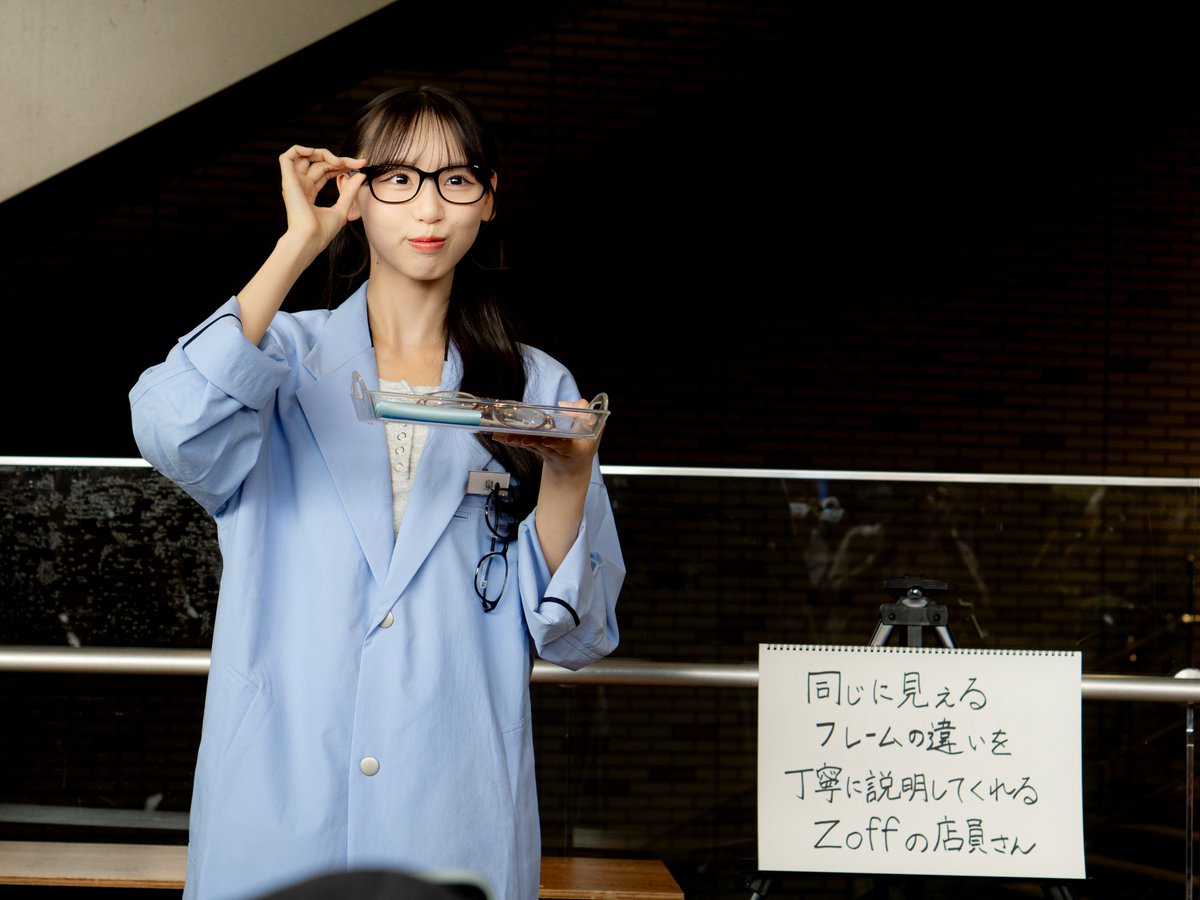 買ってくれそうなお客さんを見つけたZoff店員さん 泉綾乃ちゃん