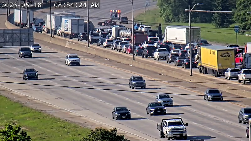 502Traffic's tweet photo. Big problems at I-65SB at Outer Loop - right lanes blocked. https://t.co/5vicDuioA7