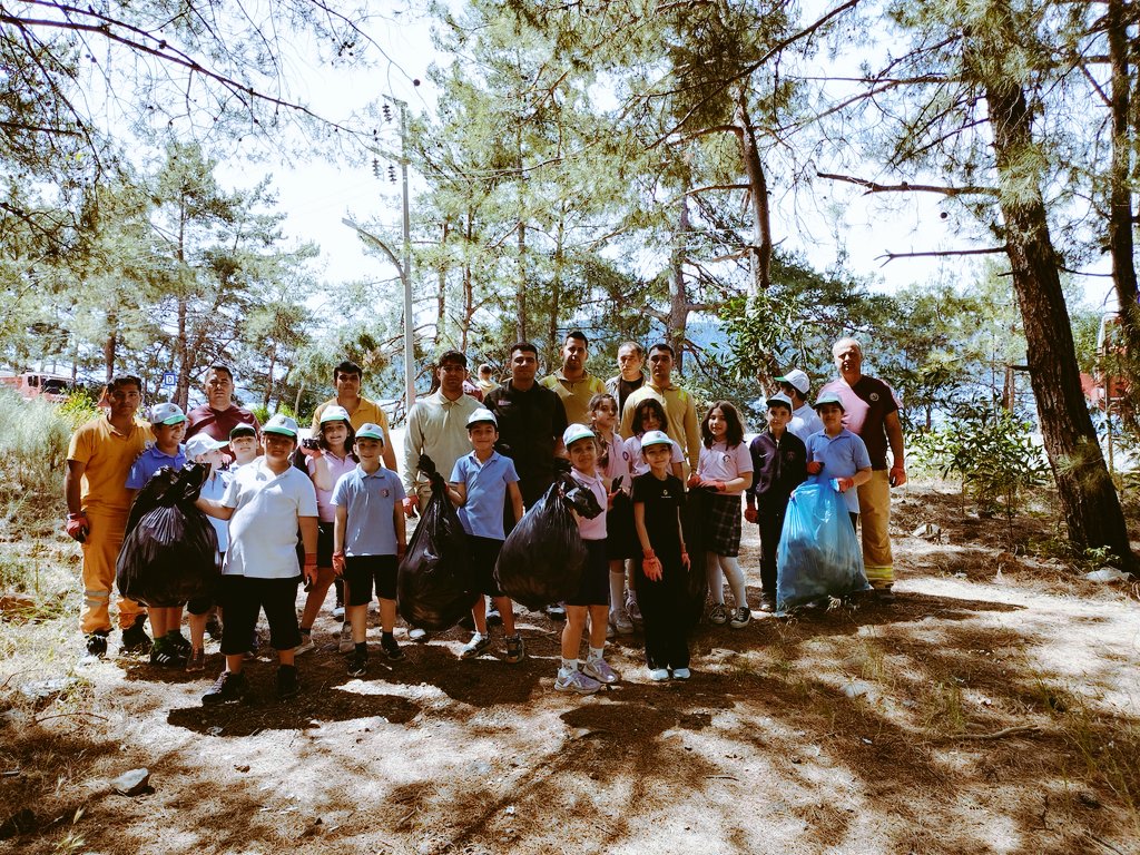 AhmetBenler's tweet photo. Okulumuz ile Marmaris Orman İşletme Müdürlüğü'nün işbirliği içerisinde okulumuz 3 /I sınıfı ögrencileri sosyal sorumluluk projesi kapsamında  Kazım Koyuncu parkına giderek  çevre temizliği yapmışlardır.
@MarmarisMem
@mrmrs_kymkmlk https://t.co/G67GRLhVDy