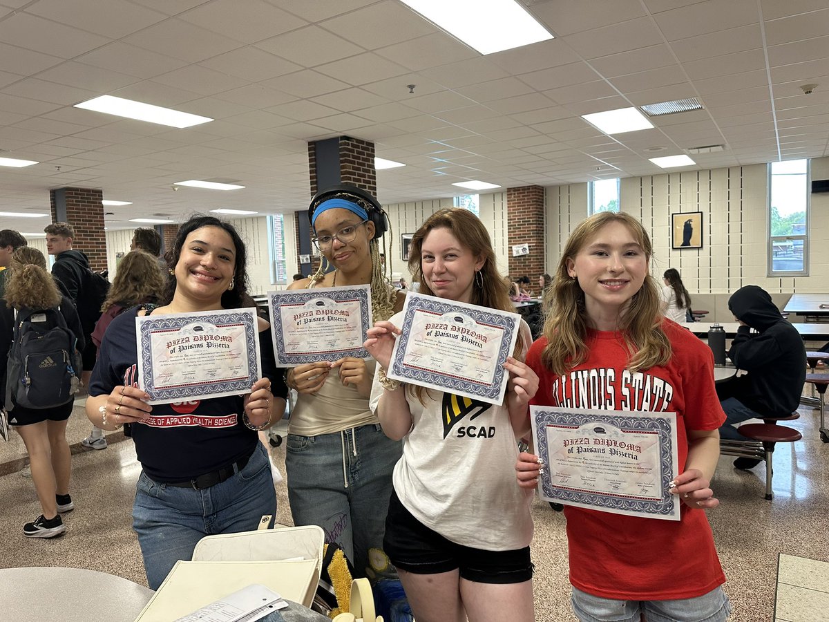 RBHS208's tweet photo. Thank you to Val Ago, GM from Paisan’s Pizzeria, for gifting our seniors with a “Pizza Diploma” and a free 12-inch pizza! 🍕🐾 #RB208Pride https://t.co/CXPCpNuaEH