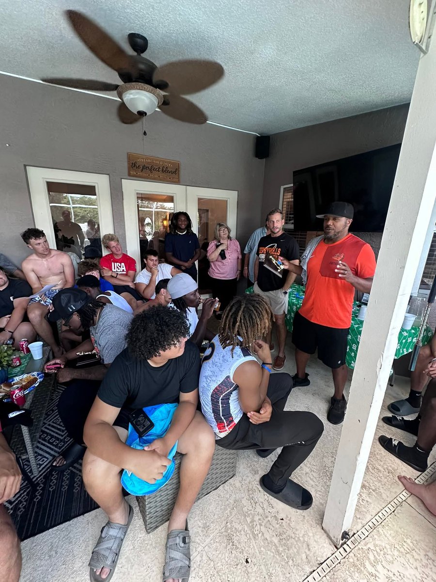 _CoachCarroll_'s tweet photo. We had a great time celebrating our team and sending them off with nothing but love! #proud of them #competitiveexcellence https://t.co/7giDwBRjDL