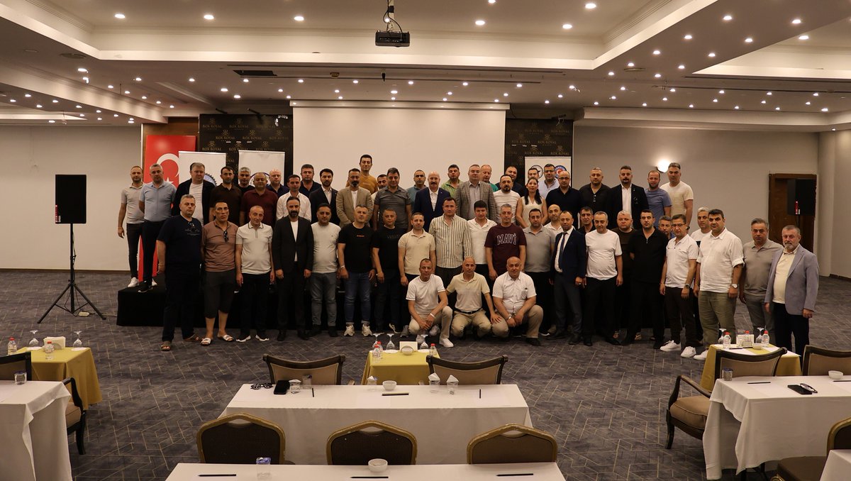 Guvenlik_is's tweet photo. VakıfBank PYS Güvenlik İşyeri Sendika Temsilcilerine Yönelik Eğitim ve İstişare Toplantısı Gerçekleştirildi

Güvenlik-İş Sendikamız tarafından, Vakıfbank PYS Güvenlik bünyesinde görev yapan işyeri sendika temsilcilerine yönelik düzenlenen “Eğitim ve İstişare Toplantısı”, 16-19 Mayıs 2026 tarihleri arasında Antalya Kemer'de gerçekleştirildi.

Yoğun katılımla gerçekleştirilen program, saygı duruşu ve İstiklal Marşı’nın okunmasıyla başladı. Toplantıya; Güvenlik-İş Sendikası Genel Başkanımız Ömer Çağırıcı, Genel Başkan Yardımcılarımız Ahmet Durcuk ve Fevzi Karataş, Emniyet Genel Müdürlüğü Özel Güvenlik Denetleme Başkanlığı 1. Sınıf Emniyet Müdürü Polis Başmüfettişi Sayın Uğur DEMİRCİ, Özel Güvenlik Hizmetleri Şube Müdürü 2. Sınıf Emniyet Müdürü Sayın Recep ÇENGEL, PYS Güvenlik A.Ş. Yöneticisi Sayın Mehmet DEMİRKIRAN’ın yanı sıra sendikamız yöneticileri, bölge yöneticileri ve işyeri temsilcilerimiz özel güvenlik görevlileri katıldı.

Program kapsamında konuşan Genel Başkan Yardımcımız Ahmet DURCUK, işyeri temsilcilerinin sendikal yapının sahadaki en önemli gücü olduğunu ifade etti. Temsilcilik bilincinin güçlendirilmesi, kurum içi koordinasyonun artırılması ve çalışma hayatına ilişkin süreçlerde daha etkin bir sendikal yapı oluşturulmasının önemine değinen DURCUK, gerçekleştirilen toplantının sahadaki çalışmalara önemli katkı sağlayacağını belirtti.

Genel Başkan Yardımcımız Fevzi KARATAŞ ise konuşmasında, özel güvenlik emekçilerinin yaşadığı sorunlar, talepler ve çözüm süreçlerine ilişkin verimli değerlendirmelerde bulunulduğunu ifade etti. KARATAŞ, özel güvenlik çalışanlarının hak mücadelesinde birlikte hareket etmenin büyük önem taşıdığını belirterek, dayanışmanın kazanımları artırdığını söyledi.

Genel Başkanımız Ömer ÇAĞIRICI da yaptığı değerlendirmede, Güvenlik-İş Sendikası olarak özel güvenlik görevlilerinin sorunlarının çözümü ve taleplerinin karşılanması adına kararlılıkla çalışmaya devam ettiklerini söyledi. Özel güvenlik görevlilerinin kamu güvenliğine sunduğu katkının her geçen gün daha da önemli hale geldiğini belirten ÇAĞIRICI, “Biz Birlikte Güçlüyüz” anlayışıyla özel güvenlik emekçilerini hak ettikleri noktaya taşımak için mücadeleyi sürdüreceklerini ifade etti.

Genel Başkanımız ayrıca, Türkiye genelinde görev yapan yaklaşık 385 bin özel güvenlik görevlisinin kamu güvenliği açısından önemli bir görev üstlendiğine dikkat çekerek; mesleğin gelişimi, özlük haklarının güçlendirilmesi ve meslek kültürünün daha ileriye taşınmasına yönelik yürütülen çalışmalar hakkında değerlendirmelerde bulundu.

Program kapsamında konuşan Emniyet Genel Müdürlüğü Özel Güvenlik Denetleme Başkanlığı Özel Güvenlik Hizmetleri Şube Müdürü Sayın Recep ÇENGEL, özel güvenlik hizmetlerinin gelişimi ve sahadaki uygulamalara ilişkin değerlendirmeler paylaşırken, PYS Güvenlik A.Ş. Yöneticisi Sayın Mehmet DEMİRKIRAN ise kurumlar arası iş birliği ve koordinasyonun önemine değindi.

Eğitim programının devamında, TİS Uzmanı Sena KARAMAN tarafından “İşyeri Sendika Temsilciliğinde Liderlik Eğitimi” gerçekleştirildi. Eğitimde; temsilcilik bilinci, iletişim süreçleri, liderlik becerileri ve çalışma hayatına ilişkin önemli konular ele alındı.

Program, işyeri temsilcilerimizin katılımıyla gerçekleştirilen istişare toplantısı ve soru-cevap bölümünün ardından sona erdi. Toplantıda sahada yaşanan sorunlar, çözüm önerileri ve sendikal çalışmalara ilişkin karşılıklı görüş alışverişinde bulunuldu.

Güvenlik-İş Sendikası olarak; üyelerimizin daha bilinçli, donanımlı ve güçlü bir sendikal yapı içerisinde yer alması adına eğitim ve istişare çalışmalarımızı kararlılıkla sürdürmeye devam edeceğiz.

👇👇👇
https://t.co/SL20sUMwLM
