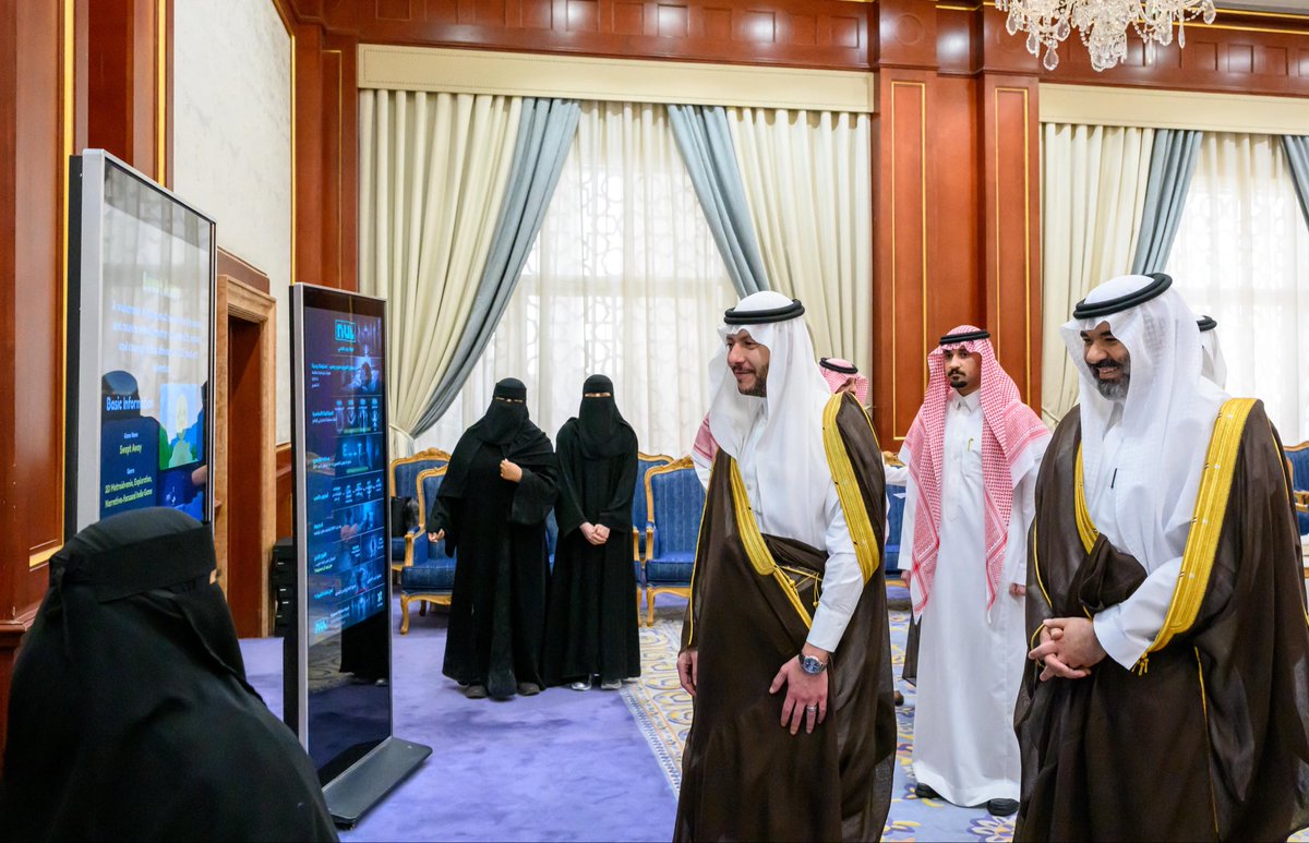 imarat_almadina's tweet photo. سمو نائب أمير منطقة #المدينة_المنورة #سعود_بن_نهار يكرّم، بحضور معالي وزير الاتصالات وتقنية المعلومات المهندس عبدالله السواحه، عددًا من المشاريع التقنية الفائزة بمقاعد ضمن منتج «MVPLab»؛ دعمًا للمواهب الوطنية وروّاد الأعمال في مجالات الألعاب والتقنيات الناشئة. https://t.co/4zdrxl8oED