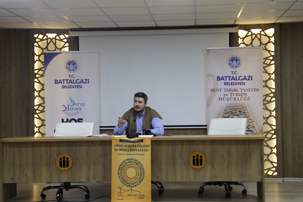 battalgazibeltr's tweet photo. Kültür Bakanlığı sanatçısı, Kasımpaşa Mevlevihanesi semazenbaşı Abdurrahman Tevruz Bey'in sunumuyla Mehmet Ali Aydınlar Fen Lisesi, Niyazi Mısri Anadolu Lisesi ve İnönü Üniversitesi İlahiyat Fakültesinin ev sahipliğinde Malatya tarihinde yer alan ilim ve irfan geleneğinde iz bırakmış  isimlerle Mesnevi-i Şerif bağlamında insanın yaratılış serüveni; insanın insana, eşyaya ve Allaha karşı mesuliyetleri, irfani edep, insan-ı kamil kavramları ele alındı.