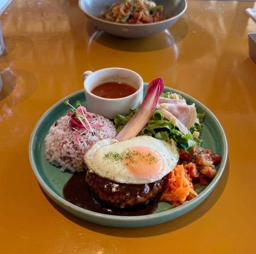 13srmr's tweet photo. 緑地公園の中にあるカフェ☕️
緑に囲まれて最高〜〜〜🌴 https://t.co/iPvT2o3EAg