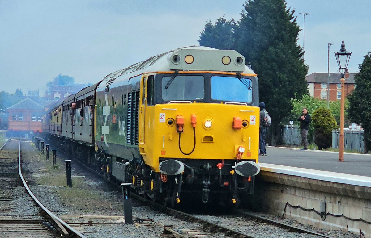 Harrod15S's tweet photo. 50033 'Glorious' TnT with 55009 'Alycidon' out of SVR Kidderminster on Saturday morning 16/5/26 #class50 #class55 #trains #Hoover #Deltic #SVR #Kidderminster https://t.co/BGy2sF3rFZ