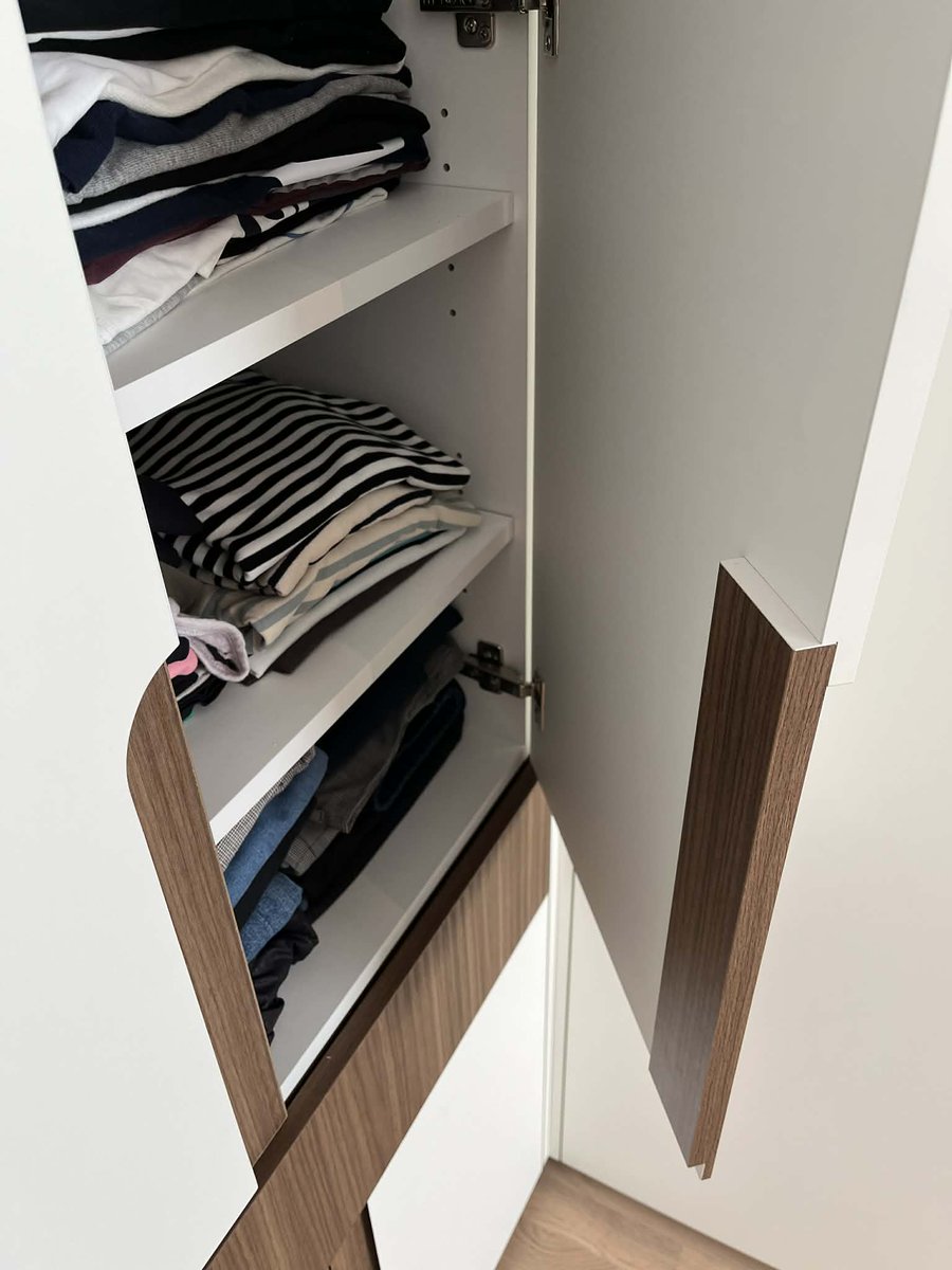 FurnexDesign's tweet photo. Sestava skříní do ložnice🛏️s naším novým řešením zapuštěných úchytek.🪄
Použitý dřevodekor CLEAF RIGA, inspirovaný paralelními liniemi v architektuře🏬a přírodě🌳, vytváří trojrozměrnost a dodává skříním klasický ale zároveň unikátní vzhled.🪵
.
.
#realizaceinterieru #nabytek https://t.co/wBqfDViJkT