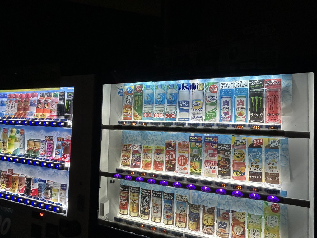 osakatrain's tweet photo. 左右でモンスターの値段が違う https://t.co/X8Yzxt76Is
