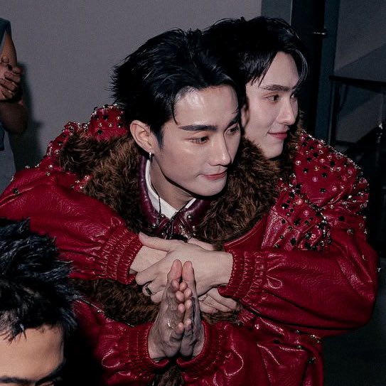whatdoudotoday's tweet photo. 🦊 มีหลายครั้งที่กูเจอปัญหาแต่ไม่เคยเล่าอะไรให้ใครฟังเลย แต่มึงก็ยังอยู่ตรงนั้นตลอด คอยบอกกูว่า ‘ฟอส ถ้ามันไม่ไหว เล่าให้กูฟังบ้างก็ได้นะ กูพร้อมฟัง’

🦊 ‘ดีใจที่ได้แชร์ค่ำคืนพิเศษหลายๆคืนด้วยกัน ดีใจที่ได้มีวันดีๆเหล่านี้ร่วมกัน’

อบอุ่นจัง ฮือㅠㅠㅠㅠㅠㅠㅠㅠㅠㅠㅠㅠㅠㅠ https://t.co/toPwOuSeUR