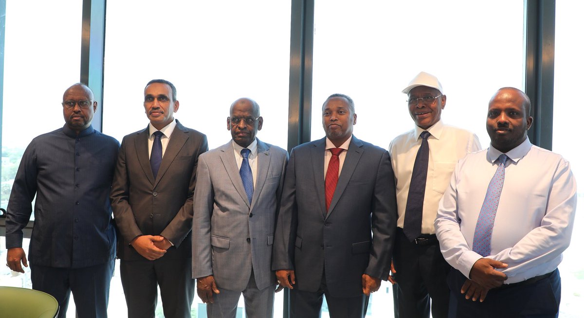 djib_mern's tweet photo. Sous l'égide du Premier Ministre, Son Excellence Monsieur Abdoulkader Kamil Mohamed, a eu lieu, aujourd'hui, à Energia Park, la cérémonie de passation de service entre le Ministre sortant, SEM.Yonis Ali Guedi et le Ministre entrant, Son Excellence Dr. Djama Mohamed Hassan. https://t.co/HA62T57vYo