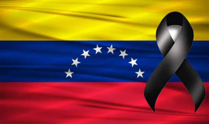 Alconde's tweet photo. Venezuela está de luto. Anoche falleció la Sra. Carmen Navas y el dolor es profundo. ¡Señor Jesucristo, cuídala a ella y a su hijo Víctor Quero Navas, fallecido a manos criminales del régimen! ¡Cúbrelos para la eternidad con el manto de tu Santa Gloria! 🙏🏻 (HILO) #18May https://t.co/j7URi4Obfu