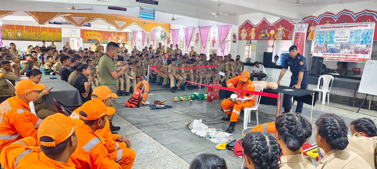 12bnndrf's tweet photo. 12NDRF Team conducted #SchoolSafetyProgramme at Jawahar Navodaya Vidyalaya ,Moran #Dibrugarh #Assam around 560 NCC Cadets and instructors were benefitted from learning the essential do’s and don’ts during disaster. #NDRF4U https://t.co/nyT61CILOj