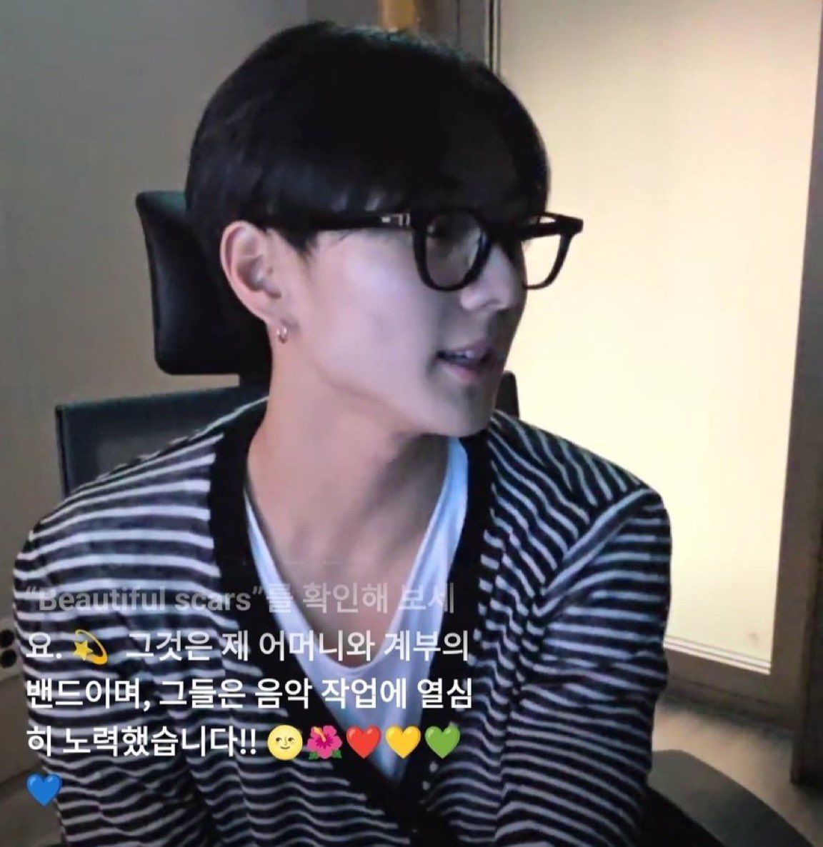 enhamisu's tweet photo. THE SAME SHIRT😭💗 omg my heewon https://t.co/iyiqKzNzlo