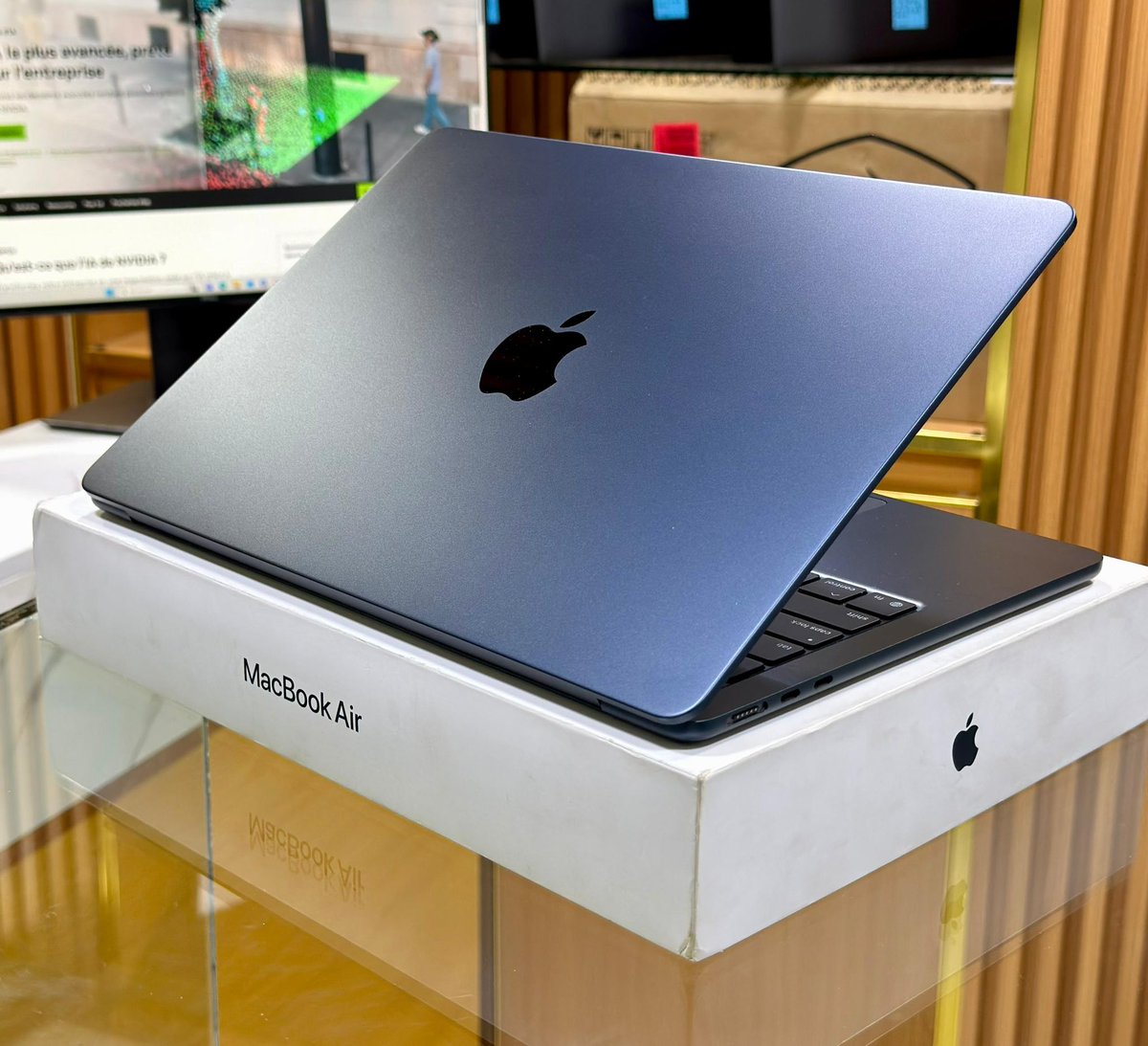Electro__Tech's tweet photo. 💻 MacBook Air M4 – 13” | Midnight

🔹 Processeur : Puce Apple M4 (10 cœurs)
🔹 Graphiques : GPU 8 cœurs intégré
🔹 RAM : 16 Go unifiée
🔹 Stockage : SSD 256 Go

🔹 Écran : 13,6” Liquid Retina
🔹 Résolution : 2560 × 1664
🔹 Luminosité : 500 nits

🔹 Système : macOS
🔹 Autonomie : jusqu’à 18h
🔹 Sécurité : Touch ID

🔹 Connectivité :
 ▪️ Thunderbolt 4 (USB-C) ×2
 ▪️ MagSafe 3
 ▪️ Jack 3,5 mm

🔹 Sans fil : Wi-Fi 6E + Bluetooth 5.3

🔹 Couleur : Midnight
🔹 Design : fin, léger,
⸻
Prix: 650000 F 

📞 Tel : 77 318 60 60
📞 Service commercial : 33 848 19 77
🌐 Site web : https://t.co/tWXKweu2Qb

« 𝐍𝐨𝐮𝐬 𝐩𝐚𝐫𝐭𝐢𝐜𝐢𝐩𝐨𝐧𝐬 𝐞́𝐠𝐚𝐥𝐞𝐦𝐞𝐧𝐭 𝐚̀ 𝐯𝐨𝐭𝐫𝐞 𝐛𝐨𝐧𝐡𝐞𝐮𝐫 » ELECTRO TECH 
Ajouter hashtag