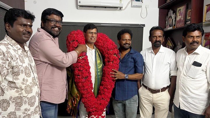 chelladurai355's tweet photo. மாண்புமிகு தமிழக முதல்வர் விஜய் அவர்களின் தந்தை இயக்குனர் எஸ். ஏ. சந்திரசேகர் அவர்களைச் சந்தித்து  புதல்வரின் வெற்றிக்கு மகிழ்ச்சி தெரிவித்து வாழ்த்தி வணங்கிய போது.... இயக்குனர் பொன்ராம் இயக்குனர் ராஜேஷ் ஆகியோரோடு நானும்.... https://t.co/QuCtGykxYB