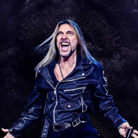 昨日誕生日でした🎂 ANGRA2代目リードボーカル🎤で 大活躍し、自身の