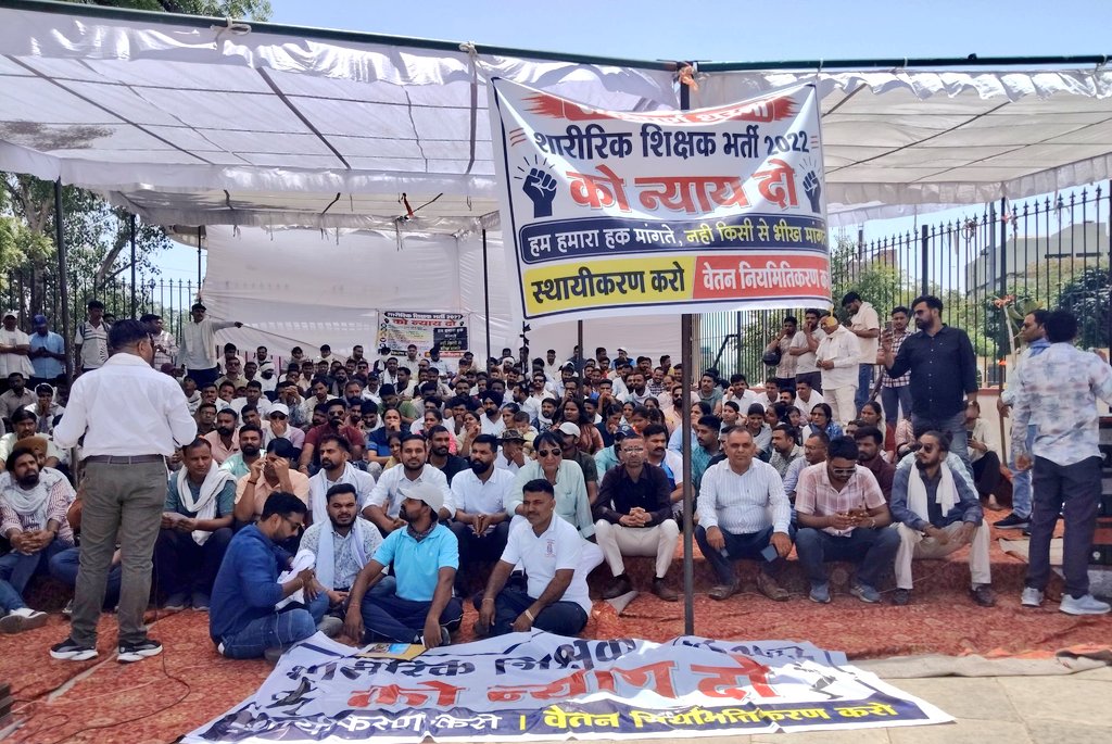 JATbera1's tweet photo. पीटीआई भर्ती 2022 के चयनित शारीरिक शिक्षकों की पीड़ा 🙏
चोरों का दंड ईमानदारों को भी साथ में मिल रहा है, जांच होनी चाहिए कोई भी चोर बचना नहीं चाहिए लेकिन ईमानदारों का फिक्सेशन हो, क्योंकि घर से दूर 20-22k में खुद का खर्चा और घर का खर्चा चलाना बहुत मुश्किल है, जब मेहनत करके मुकाम हासिल किया है तो फल भी मिलना चाहिए। आदरणीय राजस्थान सरकार से निवेदन है कि उनकी पीड़ा सुनी जाए। 
@RajCMO @BhajanlalBjp
@RESMA_7
@DrRamprakashSa9