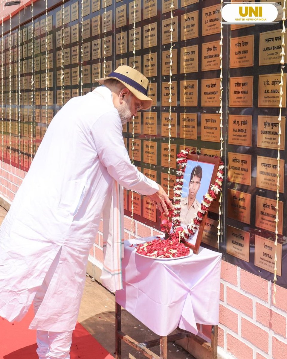 univartaindia1's tweet photo. केंद्रीय गृह मंत्री अमित शाह ने जगदलपुर में स्थित ‘अमर वाटिका’ में जाकर शहीदों को श्रद्धांजलि अर्पित की। यह स्मारक उनके सम्मान में बनाया गया है।

उन्होंने सोशल मीडिया पर पोस्ट करते हुए लिखा कि भारत को नक्सलवाद से मुक्त करान��� में हमारे सुरक्षा बलों के साहस और बलिदान को शब्दों में व्यक्त नहीं किया जा सकता।

@AmitShahOffice | @AmitShah | #Chhattisgarh | #Jagdalpur | #AmitShah | #Naxalism | #UNI | #UNIVarta