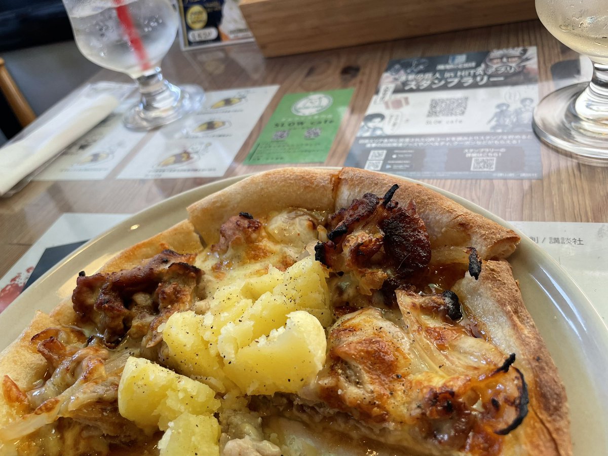 ruru_levi's tweet photo. お昼はいつもスローカフェ🥚
ピザの写真を撮るのを忘れて食べてない半分側だけ🍕
イモと肉のピザ美味しかったー！
安定に美味しいオムライス✨️
可愛い店員さんがまた声をかけてくれて嬉しかった☺️髪型変えてるけどしっかり顔を覚えてくれてるんだなー https://t.co/RFzr6opIlN