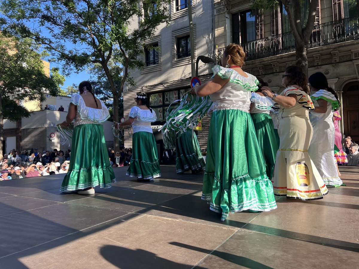 SantaCruzSCZ's tweet photo. 16.05.26 #SantaCruzSCZ estuvimos presente participando, mostrando, dinamizando diferentes proyectos con @Cambalanes_2008 en los 25 aniversario de #Firentitats. Feria de las entidades de de Sants, Hostafrancs i la Bordeta. 
#SecretariatSHB #Entitats
 #EntitatsBCN #EntitatSantaCruz https://t.co/4nuwsBOhhi