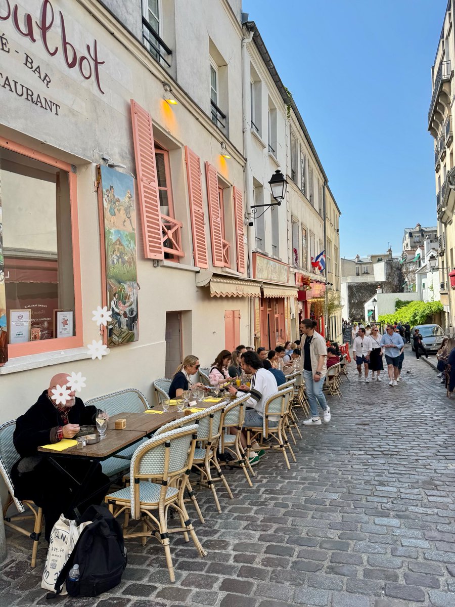 ParisNow_'s tweet photo. パリ散策の定番、モンマルトルへ。

ムーラン・ルージュから
Rue Lepicを上って、
映画『アメリ』のカフェ、
壁抜け男、石畳の小道まで。

短時間でも「パリらしさ」をぎゅっと味わえる、おすすめルートです🇫🇷✨

#パリ #モンマルトル #アメリのカフェ

https://t.co/eEfsHQnsWJ https://t.co/H1Q0zCB537