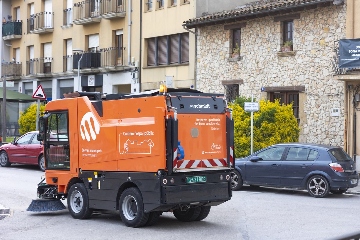 Mancoplana's tweet photo. ✅La #Mancomunitat incorpora una nova màquina de neteja viària per reforçar el servei als pobles mancomunats

El parc mòbil es consolida amb tres màquines que presten servei, especialment, a #Balenyà, #SantMartídeCentelles, #Taradell i #Tona

ℹ️ Més info: https://t.co/XcOVsLikC4 

🤝#CuidemlEntorn🌱#FemFutur