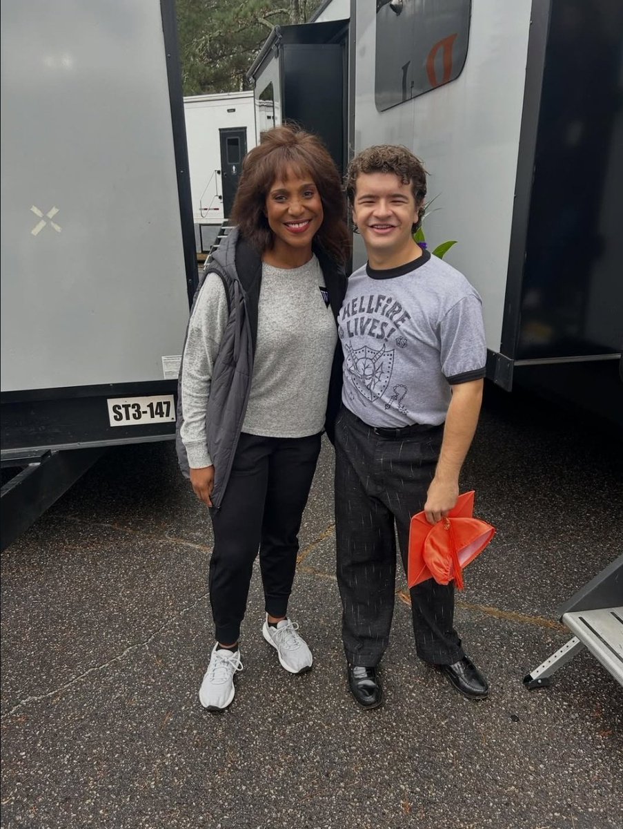 BYLERKlSS's tweet photo. #henclair headcanon: mrs sinclair is so happy that lucas and dustin are dating that she makes lucas take a picture of her and dustin everytime he comes by https://t.co/elk1GmrQue