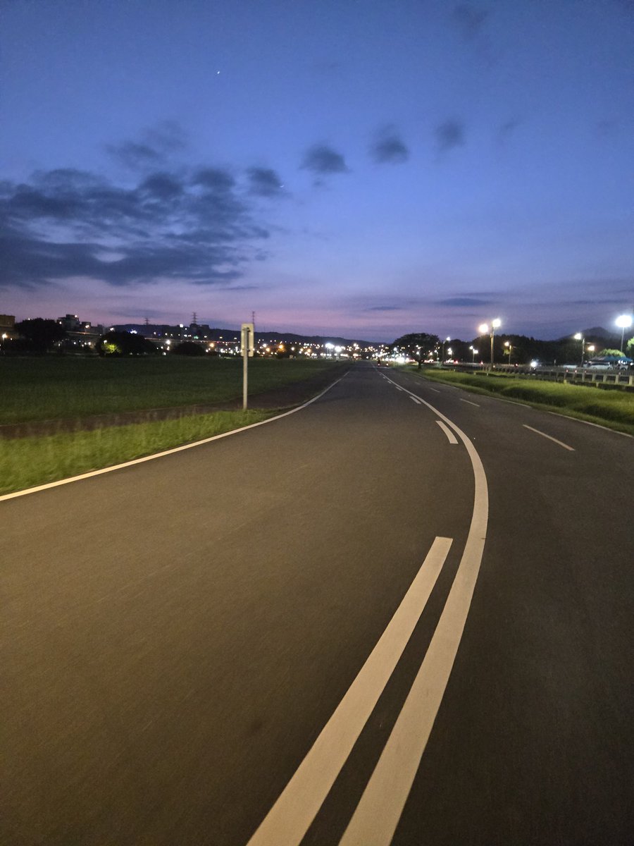 LIKAIHSU's tweet photo. 手臂的筋拉傷，沒辦法去健身房
只能來去騎腳踏車～
傍晚總不會曬傷了吧😂 https://t.co/mRUYPzPVXT