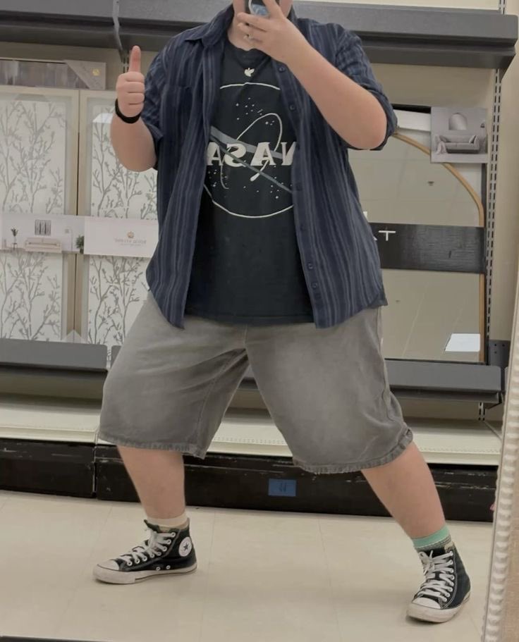 evenlyroasted's tweet photo. @KamilleLuvgirl @tttt_pics loose fitting clothes, long jorts, and light layering https://t.co/Y5DLUdz8Td
