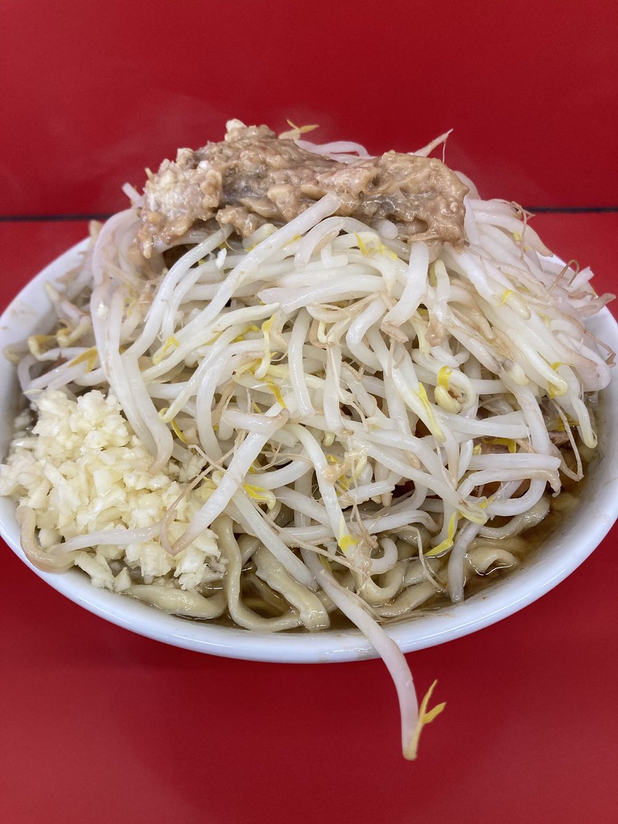 Citrusorange13's tweet photo. ラーメン二郎ひたちなか店@茨城県ひたちなか市
小ラーメン（ニンニク、アブラ）
二郎欲が高まってたので行ってきました。つけ麺始まってたけど久しぶりなんで食べたかった小ラーメンで。
直前で量に不安になりヤサイはマシませんでしたが、マシてもいけましたね笑
今日も美味しかったです。 https://t.co/5HIKN040wx
