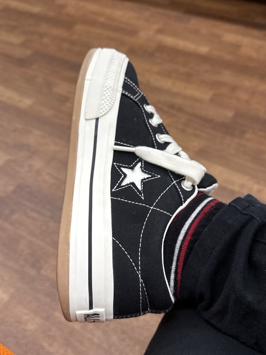 Vj_Shinya's tweet photo. シークレットじゃないシューズを買った♫
しかし、
やはりconverseは俺の体重では持たないからインソール入れたからシークレットになったのか！？！！
って、靴紐通すのに1時間悩んでしもた！？！

#converse #コンバース https://t.co/c71FqTOI6M