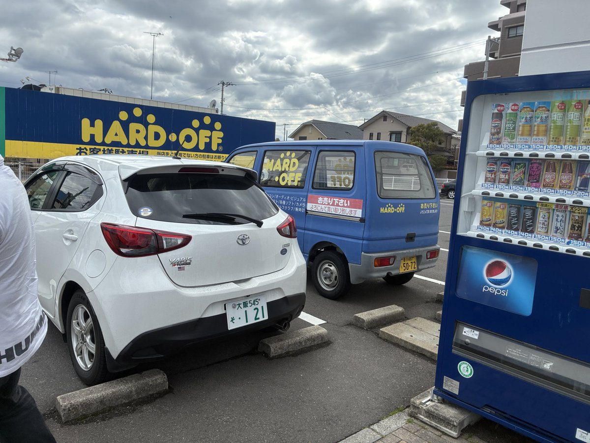 cb_____'s tweet photo. なんちゃってYaris仕様になってますが
元のエンブレムも残ってます。

写真は15インチスタッドレスですが
現在は純正16インチサマータイヤになってます。（スタッドレスも付けます）
DJ5FS
デミオXDツーリング　　本年度税込　38万円 https://t.co/i6ggjsm7hD