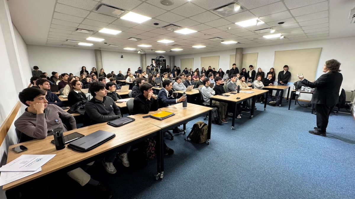 JMILEI_NOTICIAS's tweet photo. Ahora mismo en la universidad de San Andrés!

Epico como @JMilei mueve a los estudiantes !

Aula abarrotada de alumnos, muchos sin lugar para sentarse! https://t.co/PCKth1iW5j