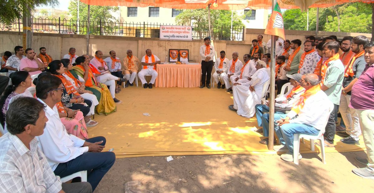 vikashrajgor's tweet photo. ભચાઉ શહેર અને તાલુકા ભારતીય જનતા પાર્ટીના સંયુક્ત ઉપક્રમે કેન્દ્ર સરકાર અને રાજ્ય સરકારની વિવિધ યોજનાઓની માહિતી તેમજ સહાયતા માટે ભચાઉ મામલતદાર કચેરી પાસે "નાગરિક જન સહાયતા કેન્દ્ર" નો પ્રારંભ રાપર વિધાનસભાના લોકપ્રિય ધારાસભ્યશ્રી વિરેન્દ્રસિંહ જાડેજા ના વરદ હસ્તે કરવામાં આવ્યો. https://t.co/W6qhoj82l9