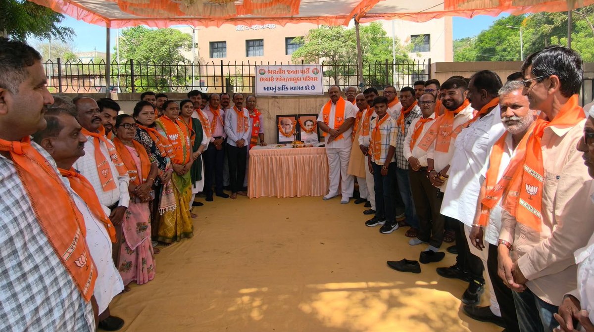 vikashrajgor's tweet photo. ભચાઉ શહેર અને તાલુકા ભારતીય જનતા પાર્ટીના સંયુક્ત ઉપક્રમે કેન્દ્ર સરકાર અને રાજ્ય સરકારની વિવિધ યોજનાઓની માહિતી તેમજ સહાયતા માટે ભચાઉ મામલતદાર કચેરી પાસે "નાગરિક જન સહાયતા કેન્દ્ર" નો પ્રારંભ રાપર વિધાનસભાના લોકપ્રિય ધારાસભ્યશ્રી વિરેન્દ્રસિંહ જાડેજા ના વરદ હસ્તે કરવામાં આવ્યો. https://t.co/W6qhoj82l9
