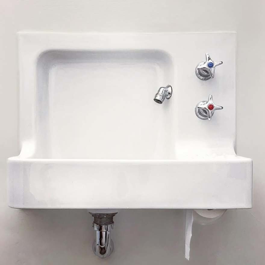 kohantoys's tweet photo. El diseño del conjunto Barbican terminó en 1959. Si prestan atención el inodoro está en un recinto separado del área de baño (como suele ser en Japón).

Para cuando comenzó la construcción en 1960, el código de Londres cambió y requerían que junto al inodoro, debian instalar una bacha.

Ante tamaño problema, le encargaron la solución a un arquitecto alemán (obvio) y fue así que seis meses después Michael Hohmann diseñó la Barbican Basin, una bacha ultra-compacta de 15 cm de espesor, que todavía se sigue vendiendo.