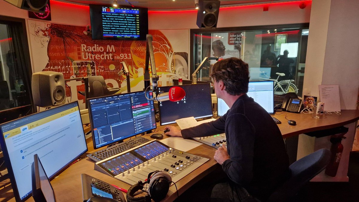 aarclay's tweet photo. Vanmorgen heb ik even een kijkje genomen bij RTV Utrecht. Redactie, radiostudio, televisiestudio, regieruimte en montageruimte. Alles was indrukwekkend om te zien! 😊 https://t.co/2jdQAjZdi6