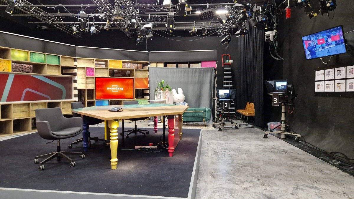 aarclay's tweet photo. Vanmorgen heb ik even een kijkje genomen bij RTV Utrecht. Redactie, radiostudio, televisiestudio, regieruimte en montageruimte. Alles was indrukwekkend om te zien! 😊 https://t.co/2jdQAjZdi6